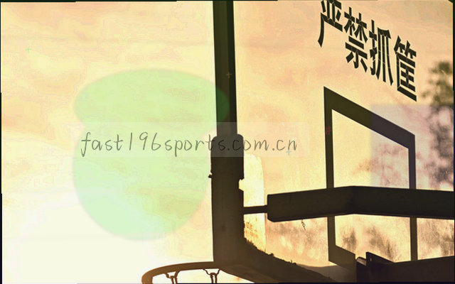 模糊的人群剪影在屏幕前观看比赛，无清晰人脸